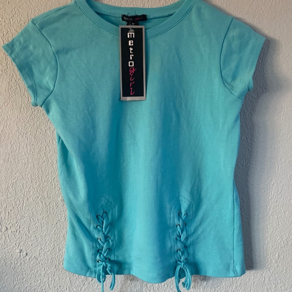 Metro NWT women’s top w/draw strings in front